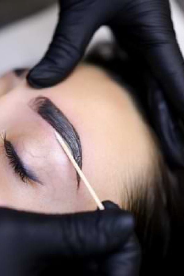 Die Augenbrauen schminken lassen. Wo? In Norderstedt bei Hamburg.